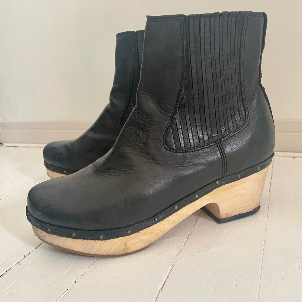 Frye black platform Chelsea ankle boots size 6.5